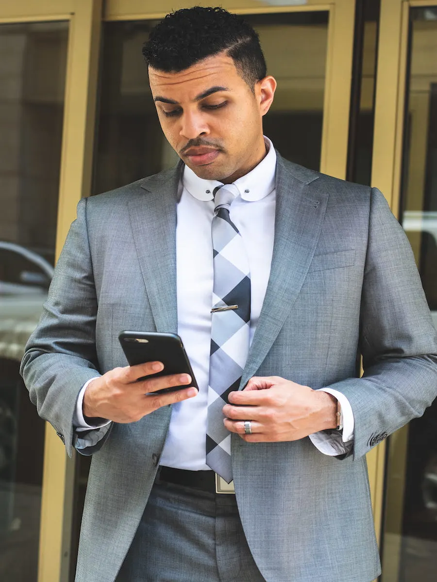 Man with proper tie length