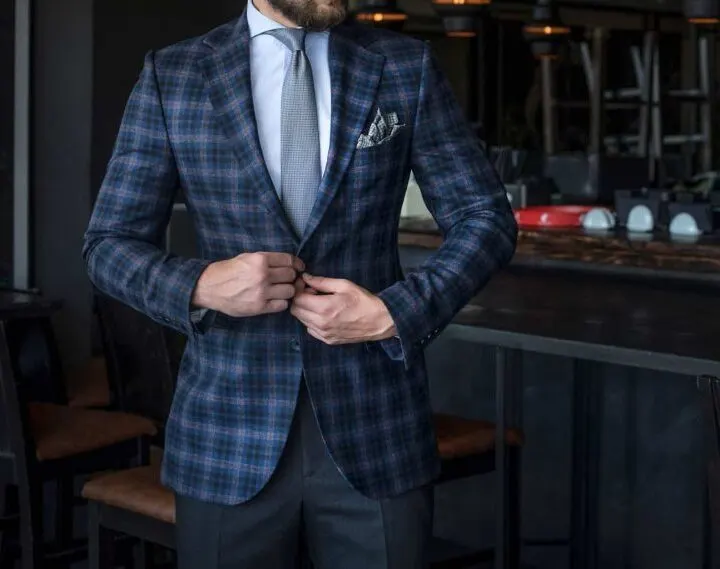 folded-pocket-square-in-suit