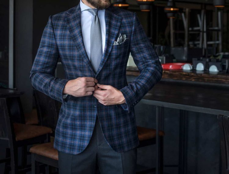 folded-pocket-square-in-suit