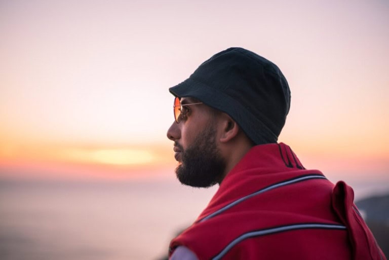 bucket hat red jumper
