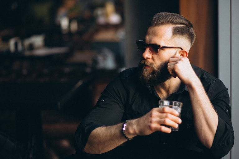 man wearing black shirt