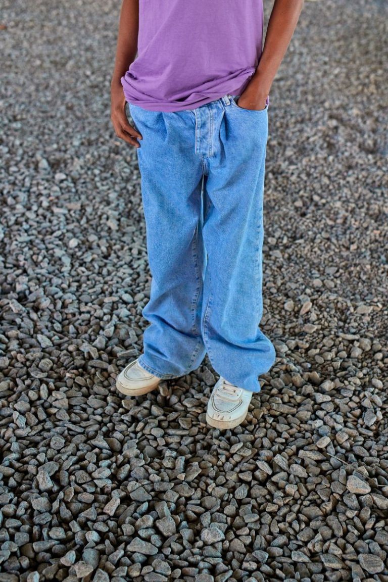 Man wearing baggy jeans in a street-style outfit